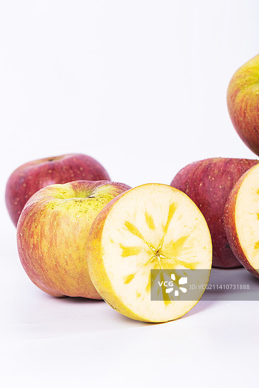 新鲜脆甜的冰糖心丑苹果图片素材