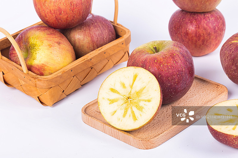 新鲜脆甜的冰糖心丑苹果图片素材