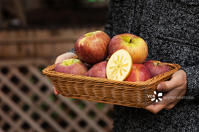 新鲜脆甜的冰糖心丑苹果图片素材