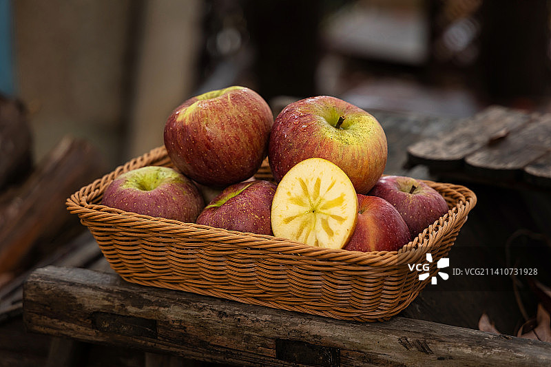 新鲜脆甜的冰糖心丑苹果图片素材