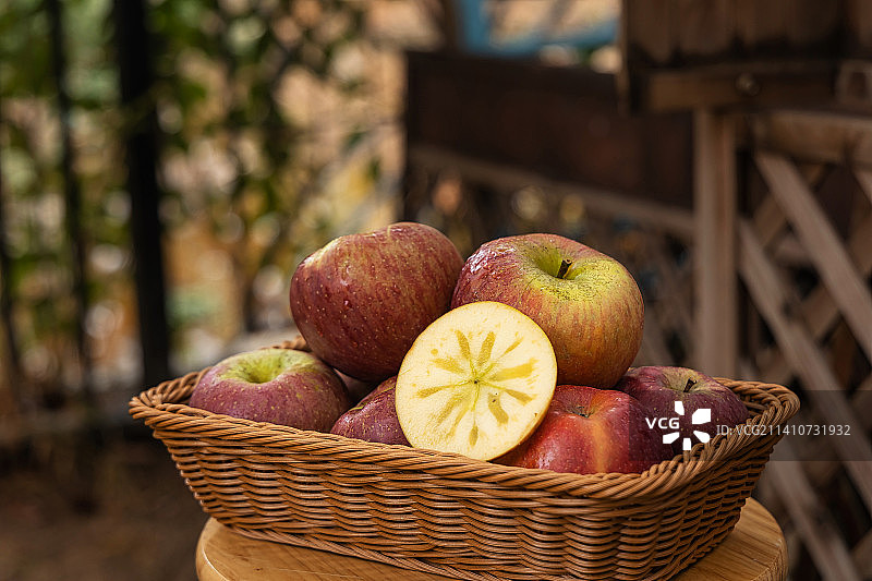 新鲜脆甜的冰糖心丑苹果图片素材