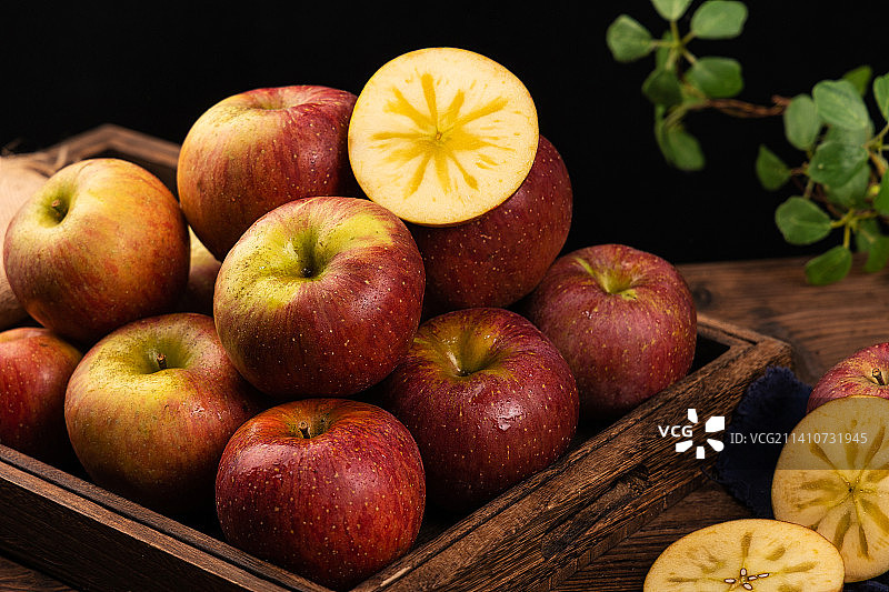新鲜脆甜的冰糖心丑苹果图片素材