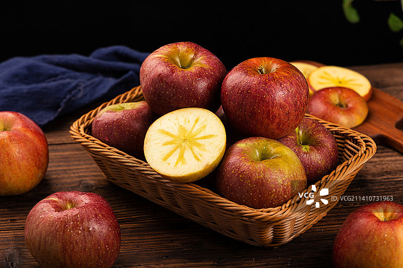 新鲜脆甜的冰糖心丑苹果图片素材