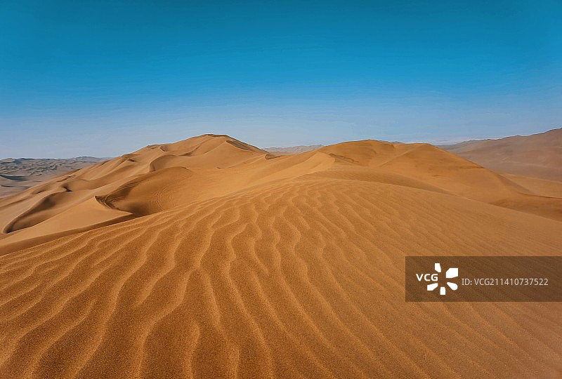 蓝天映衬下的沙漠风光图片素材