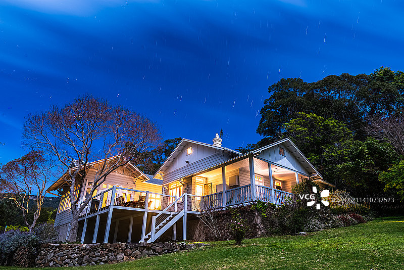 星轨下的洋房别墅图片素材