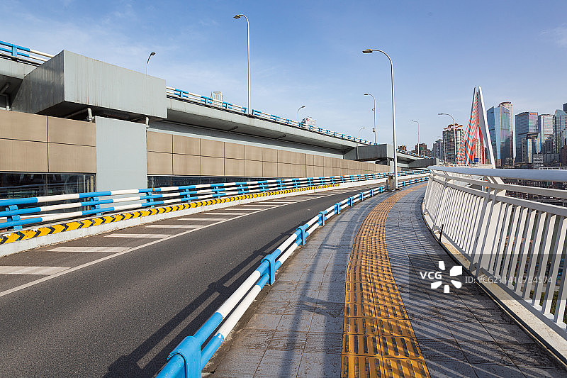 重庆千厮门大桥车道与人行道图片素材