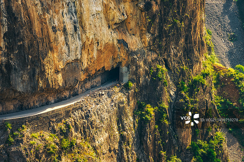 南太行山西省长治市平顺县太行山（井底挂壁公路）神龙湾挂壁公路夏季户外风光高视角图片素材