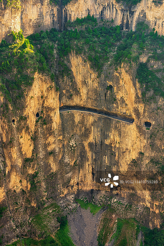 南太行山西省长治市平顺县太行山（井底挂壁公路）神龙湾挂壁公路夏季户外风光高视角图片素材