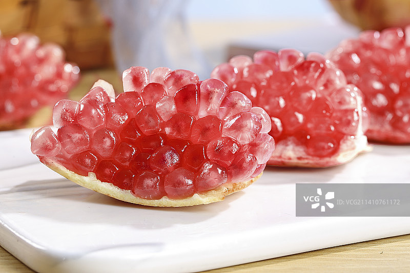 浅底上的蒙自石榴图片素材