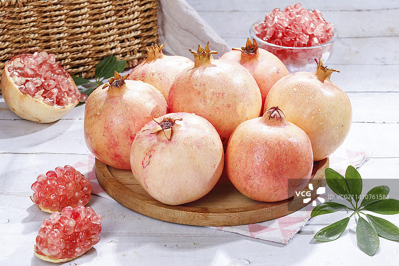 浅底上的蒙自石榴图片素材