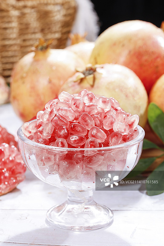 浅底上的蒙自甜石榴图片素材