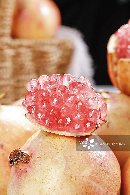 浅底上的蒙自石榴图片素材