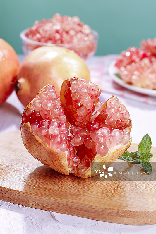 浅底上的蒙自石榴图片素材