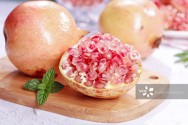 浅底上的蒙自石榴图片素材