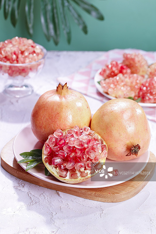 浅底上的蒙自石榴图片素材