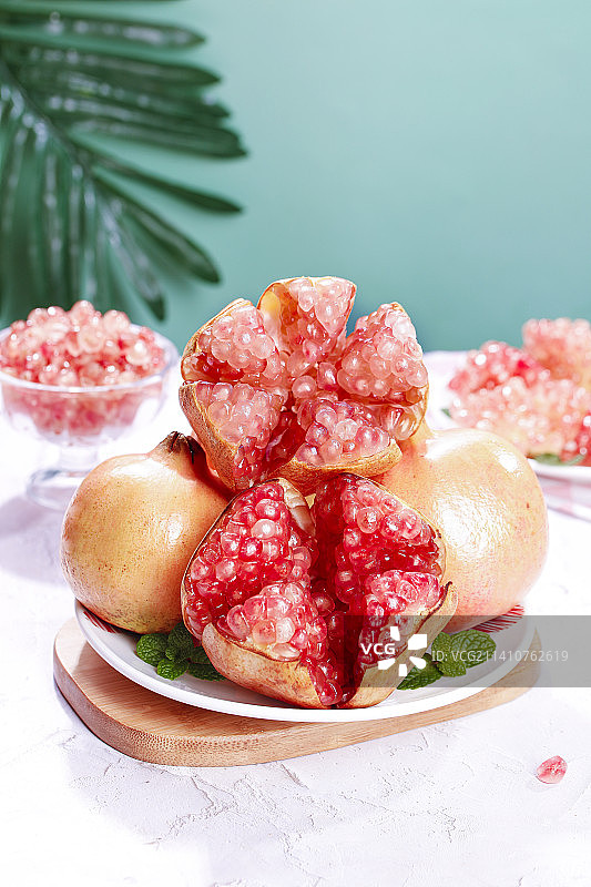 浅底上的蒙自石榴图片素材