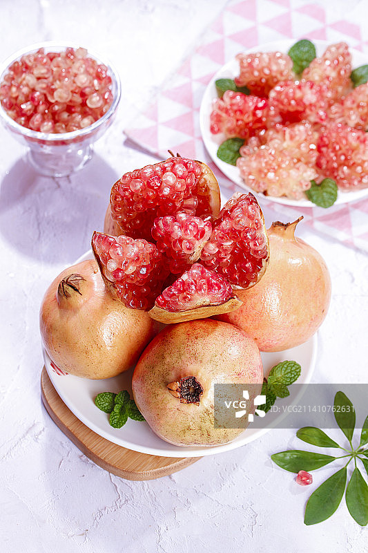 浅底上的蒙自石榴图片素材