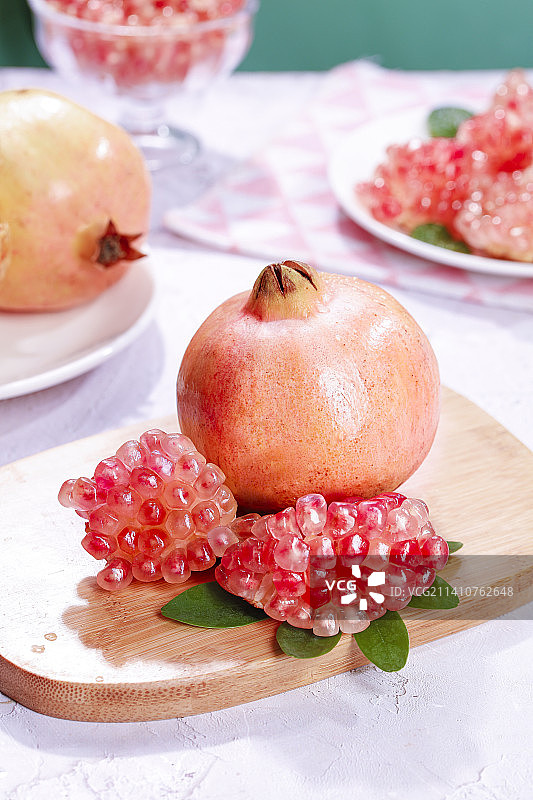 浅底上的蒙自石榴图片素材