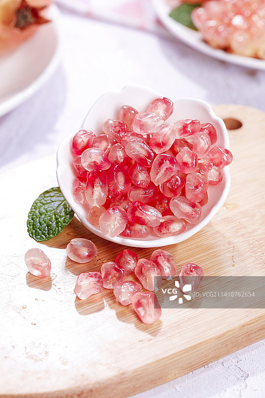 浅底上的蒙自石榴图片素材