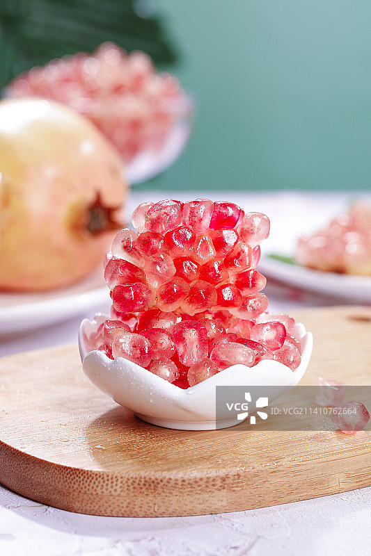 浅底上的蒙自石榴图片素材