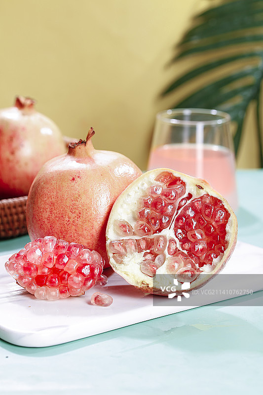 浅底上的蒙自石榴图片素材