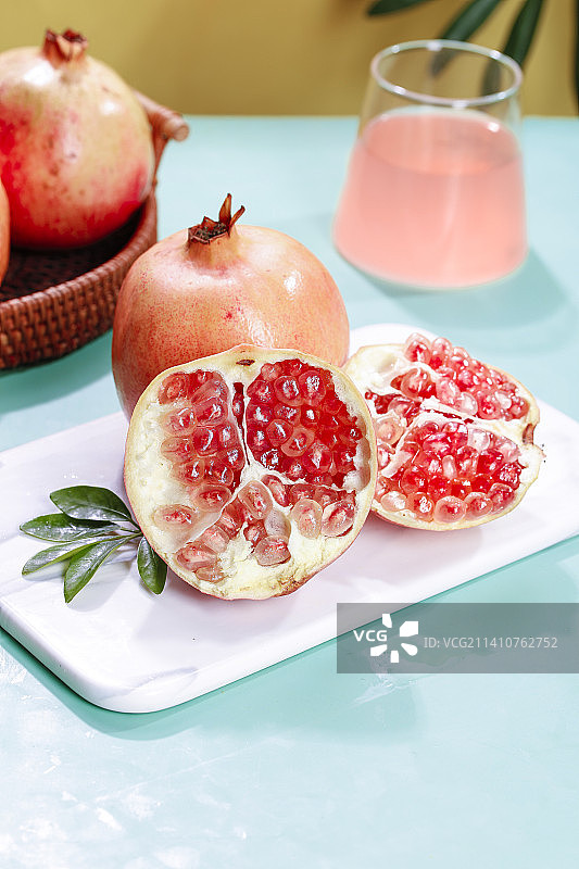 浅底上的蒙自石榴图片素材