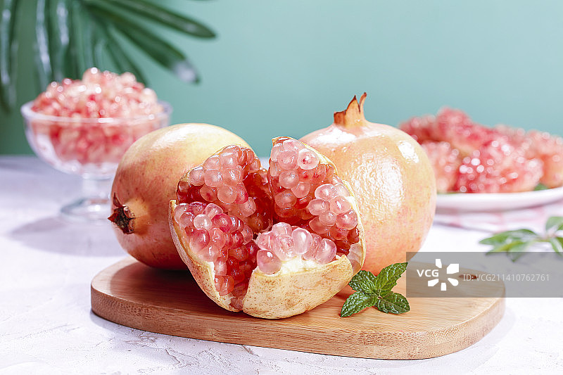 浅底上的蒙自石榴图片素材