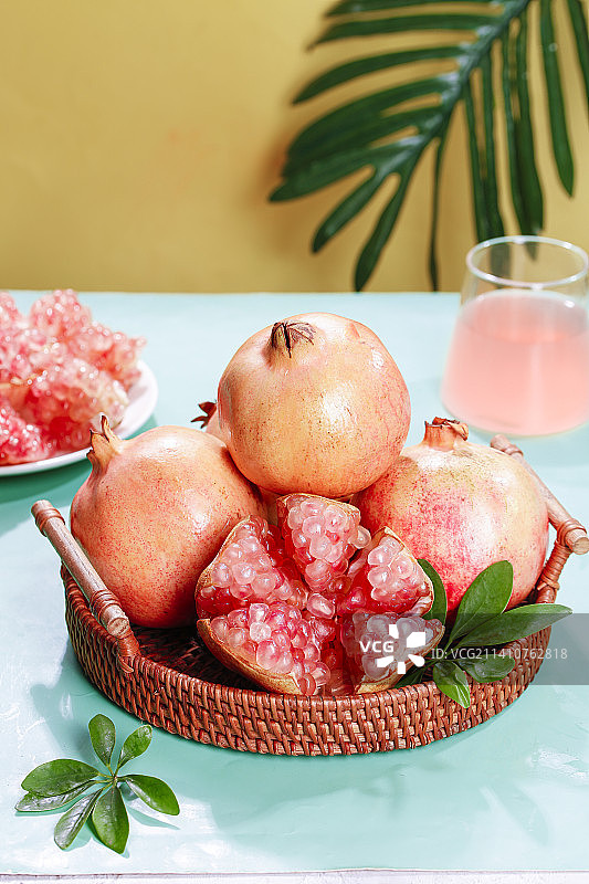 浅底上的蒙自石榴图片素材