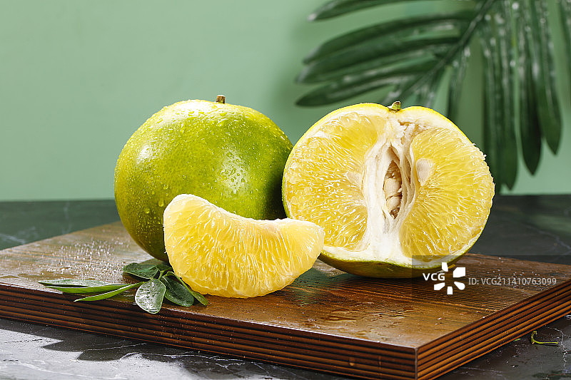 深底上的青皮葡萄柚图片素材