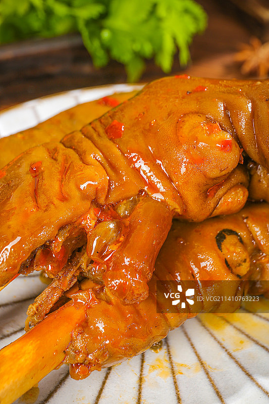 木底上的卤羊蹄图片素材