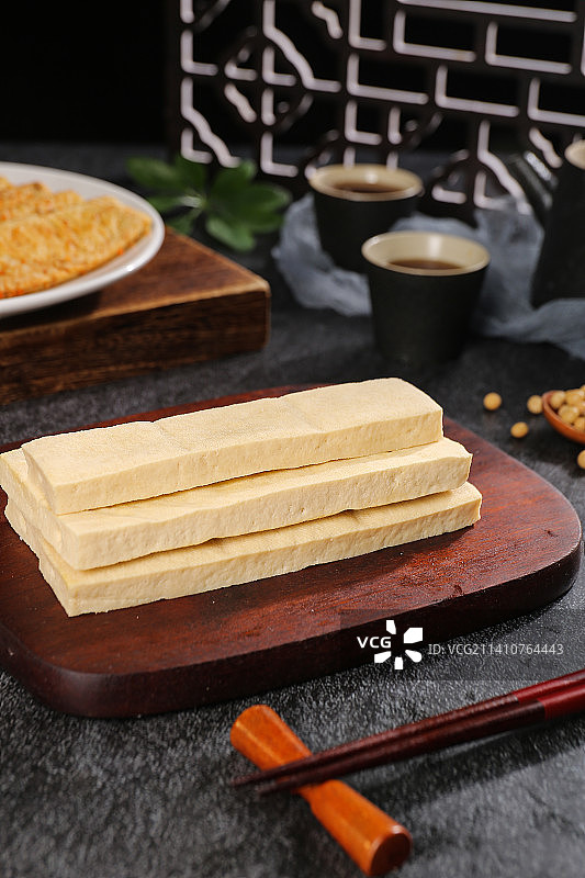 深底上的包浆豆腐图片素材