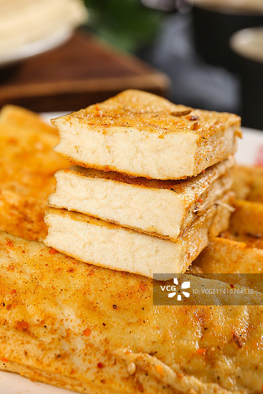 深底上的包浆豆腐图片素材