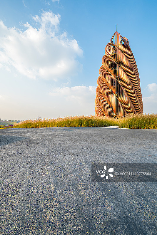 成都大熊猫繁育研究基地标志性建筑,竹笋状的熊猫塔和水泥路沥青路地面图片素材