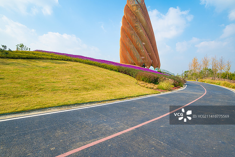 成都大熊猫繁育研究基地标志性建筑,竹笋状的熊猫塔和水泥路沥青路地面图片素材