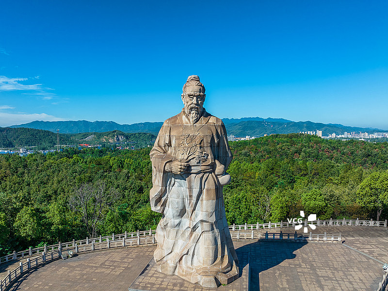 亚洲中国河南省南阳市西峡县医圣山张仲景像航拍视角图片素材