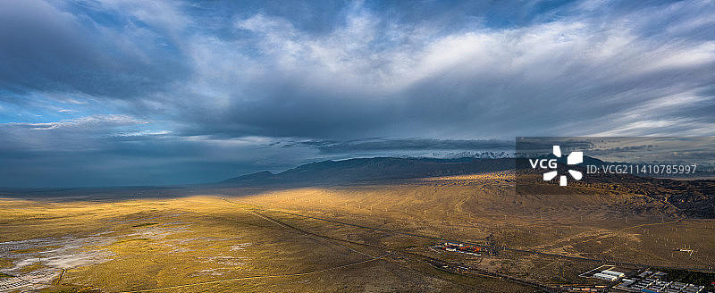 航拍博尔塔拉州精河县戈壁滩风光图片素材