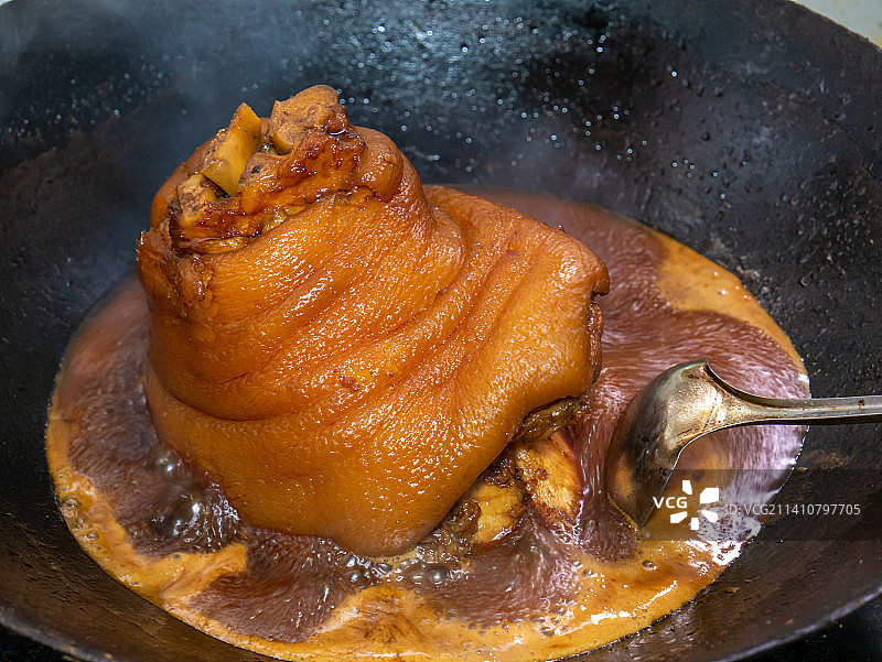 黑色背景的金牌红烧肘子，红烧猪肘子图片素材