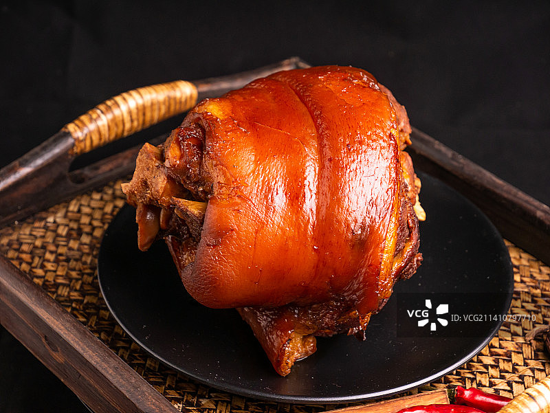 黑色背景的金牌红烧肘子，红烧猪肘子图片素材