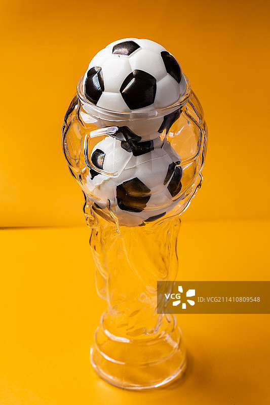 大力神啤酒杯和黑白足球图片素材