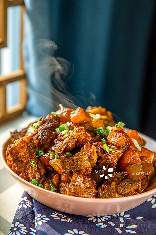 热气腾腾的红烧排骨土豆图片素材