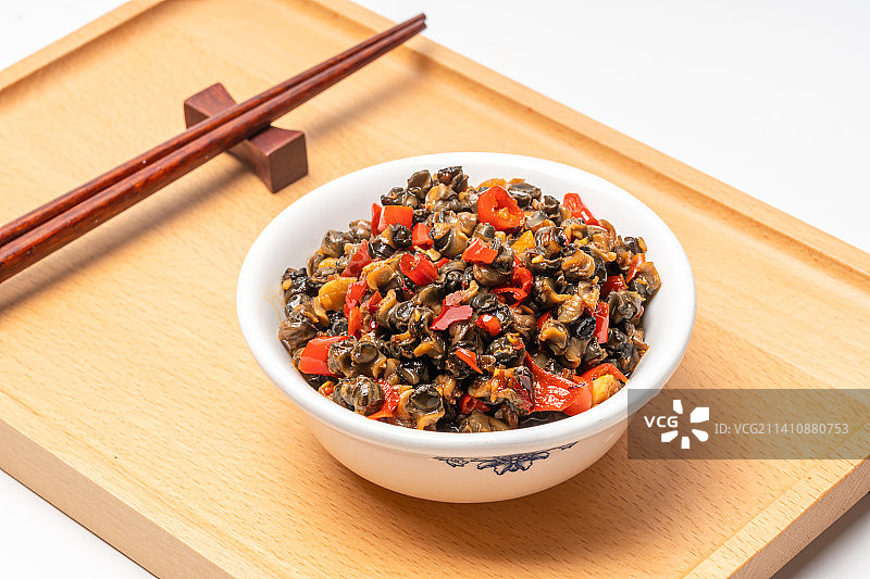 白色背景的美味田螺辣椒酱，辣椒炒田螺螺肉图片素材