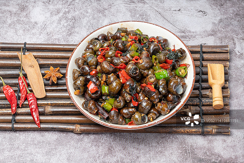 辣椒炒田螺，餐饮小吃嗦螺，青红椒炒螺蛳图片素材