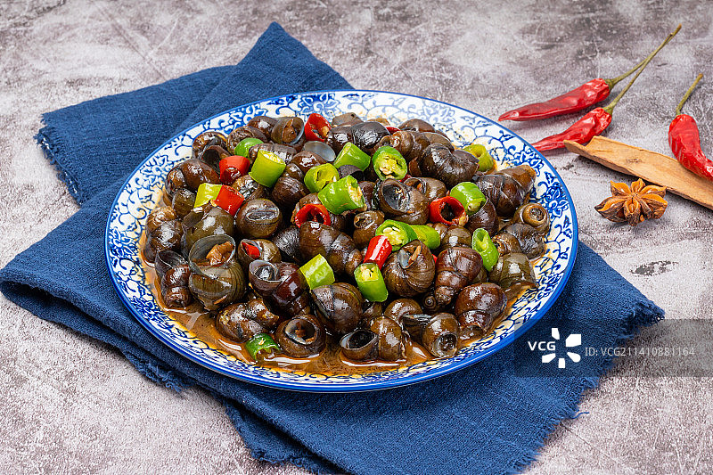 辣椒炒田螺，餐饮小吃嗦螺，青红椒炒螺蛳图片素材