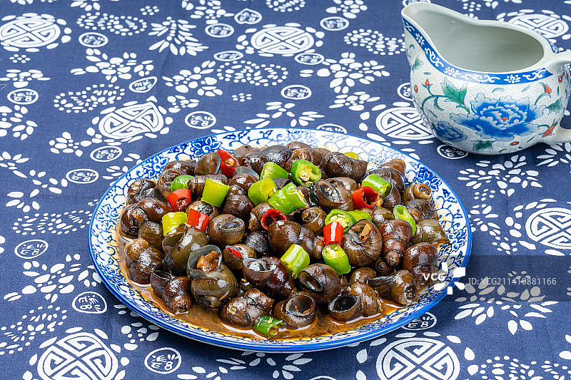 辣椒炒田螺，餐饮小吃嗦螺，青红椒炒螺蛳图片素材