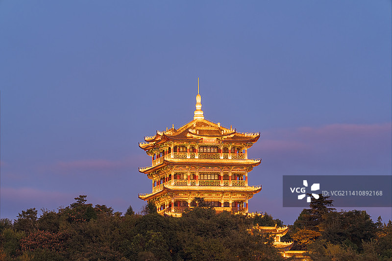 傍晚的昆明呈贡三台山东骧阁图片素材