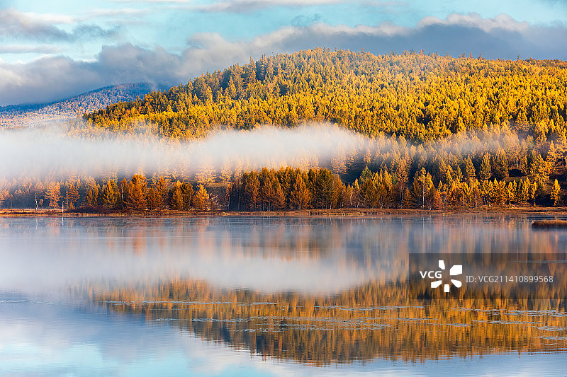 晨光中的内蒙古阿尔山杜鹃湖图片素材