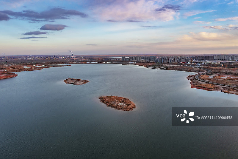 静谧的湖心岛图片素材