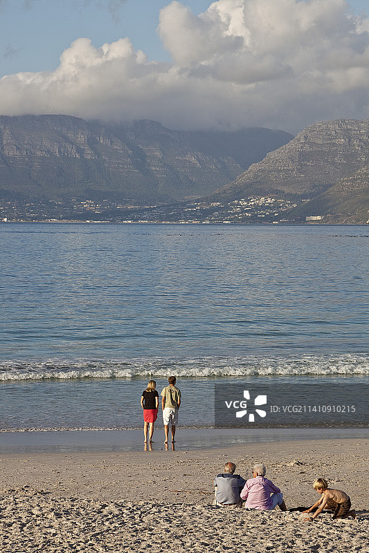 一家人坐在沙滩上图片素材