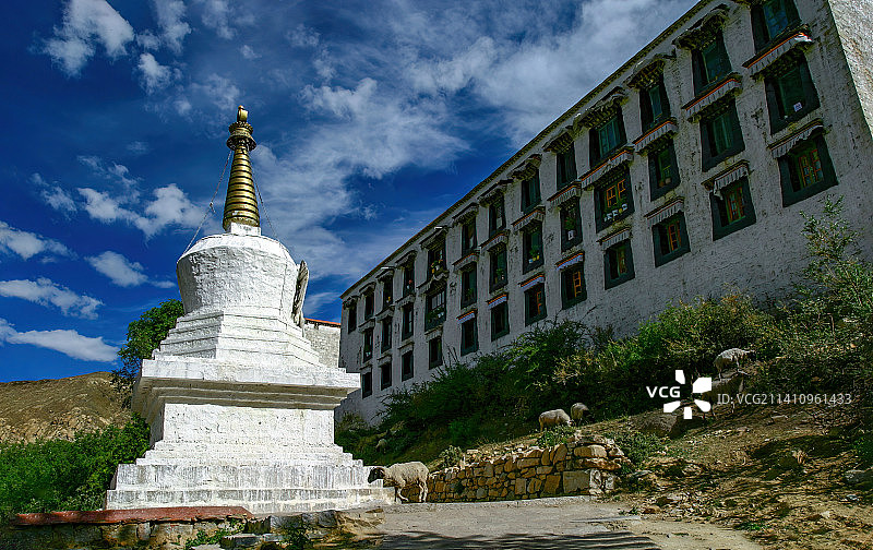 雪域高原西藏寺庙院落殿阁白塔喇嘛塔藏传佛教格鲁派标志建筑盛放圣贤舍利活佛骨灰遗体经书圣物供信众朝拜图片素材