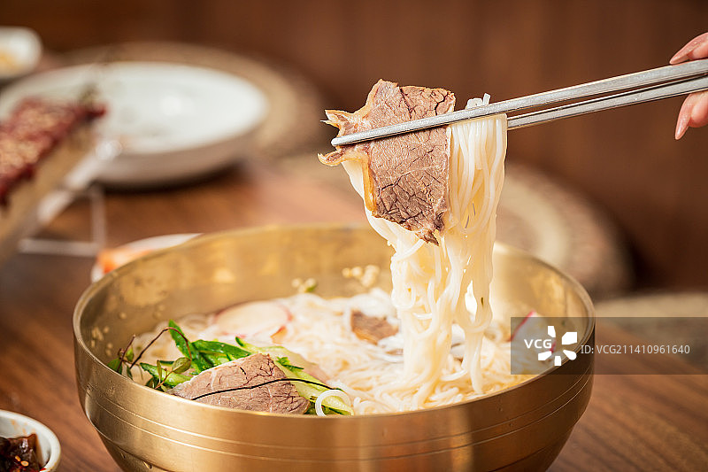 桌上碗里的面条特写镜头图片素材